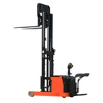 Stivuitor electric RBS20 cu stand de sofer, inaltime de ridicare 90 - 5.000 mm, capacitate de incarcare 1.600 kg